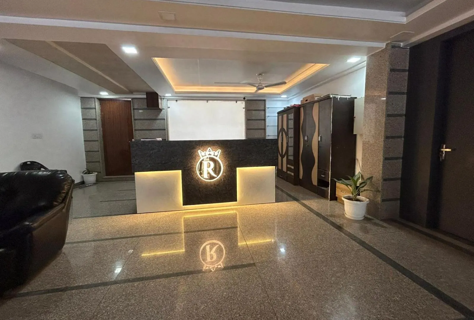מלון מנסאר Raj Residency New 3*,