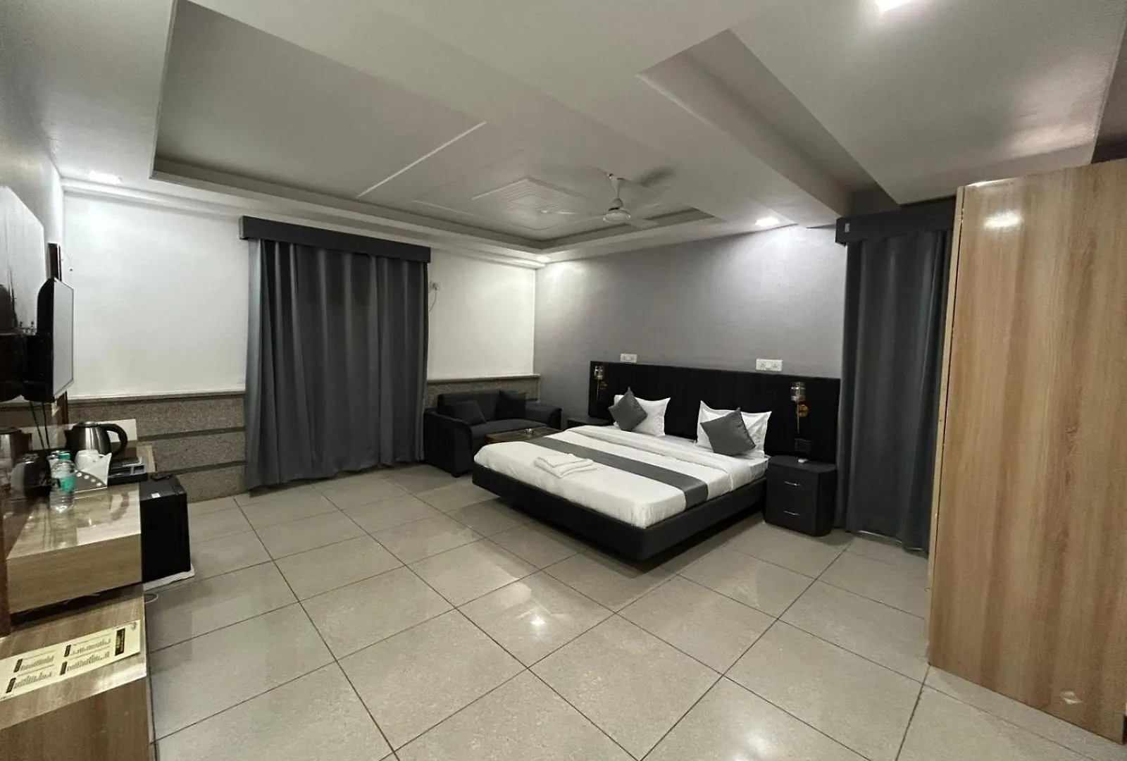 מלון מנסאר Raj Residency New