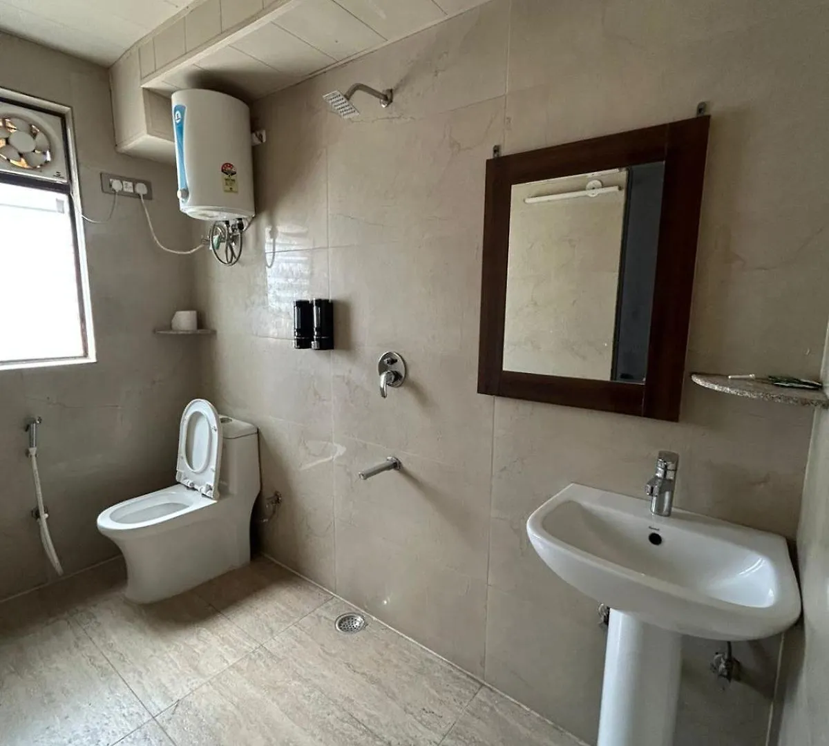 מלון מנסאר Raj Residency New