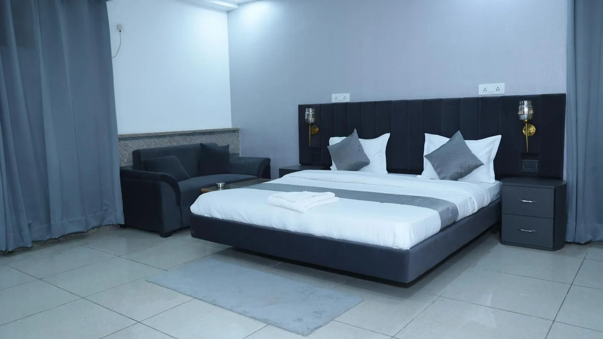 מלון מנסאר Raj Residency New