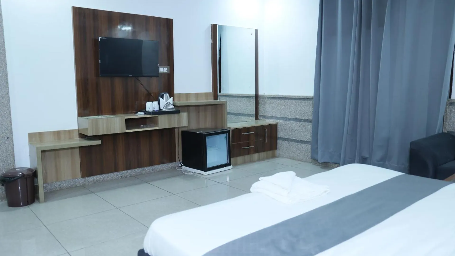 מלון מנסאר Raj Residency New