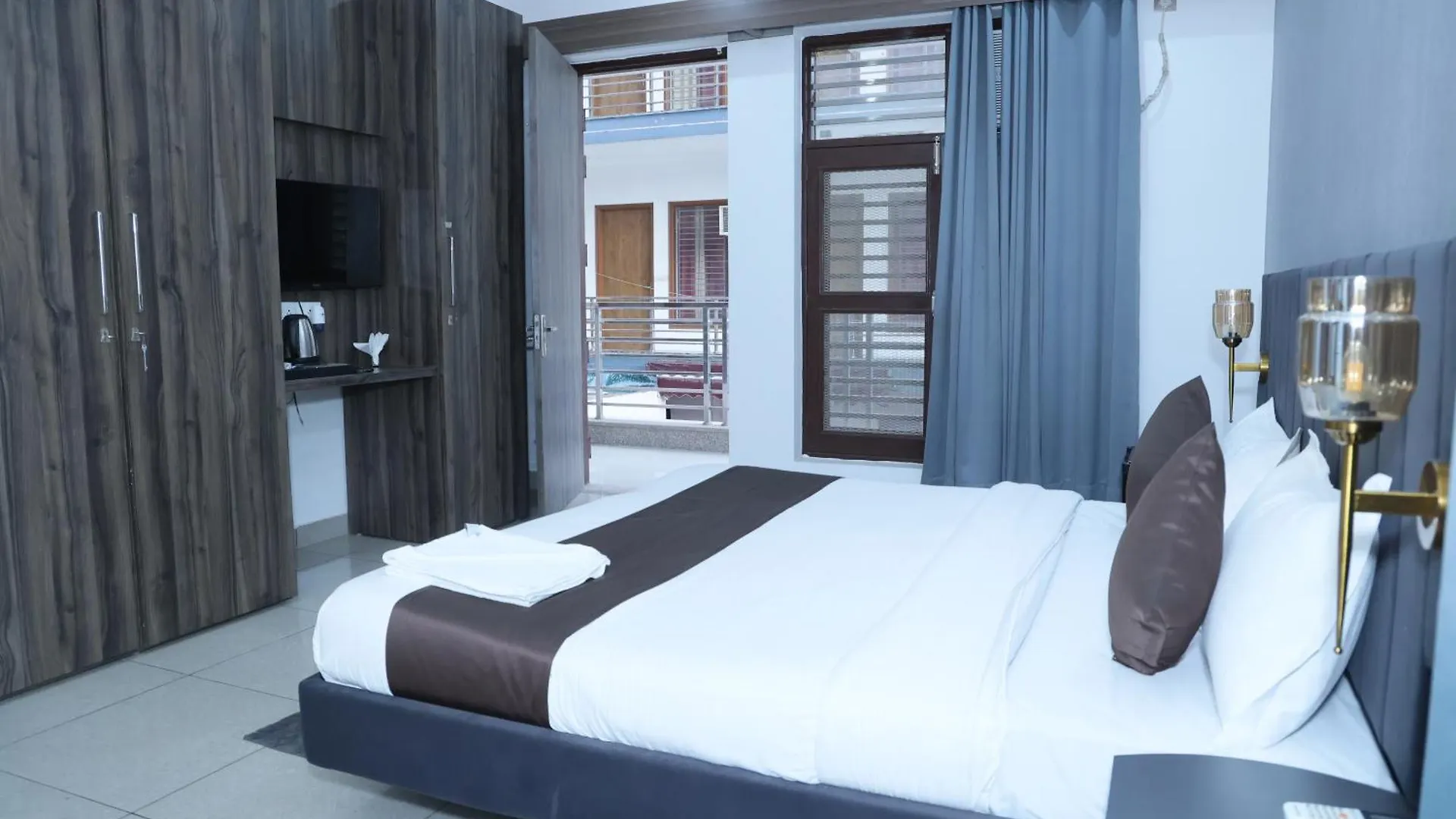 מלון מנסאר Raj Residency New 3*,